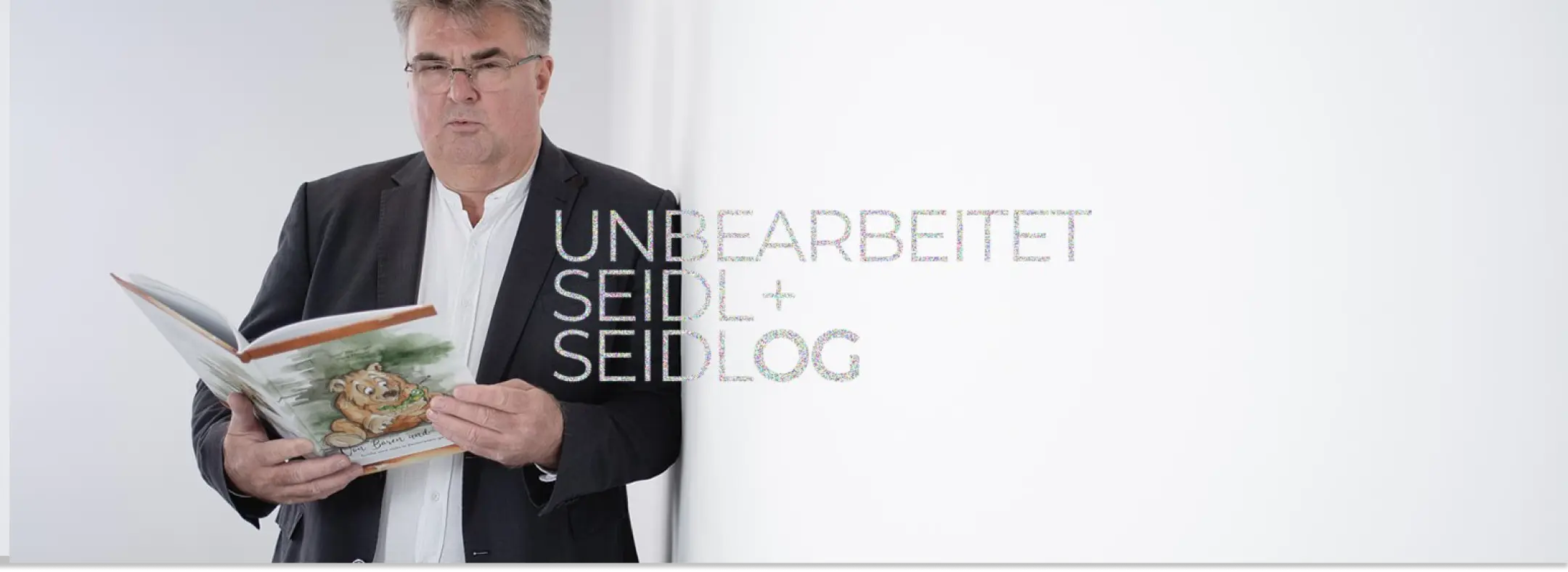 Josef Weidinger mit Kindern im Klassenraum