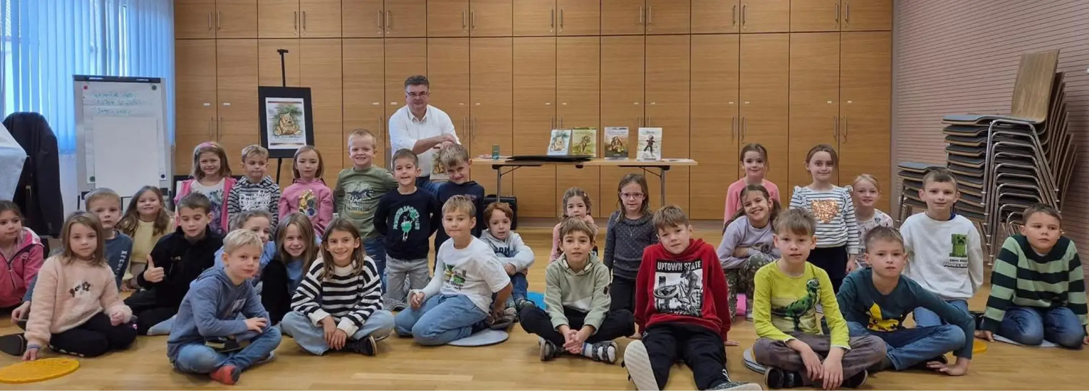 Josef Weidinger mit Kindern im Klassenraum